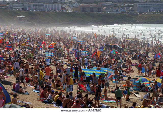 the-crowded-fistral-beach-in-cornwall-during-the-summer-time-a447mk